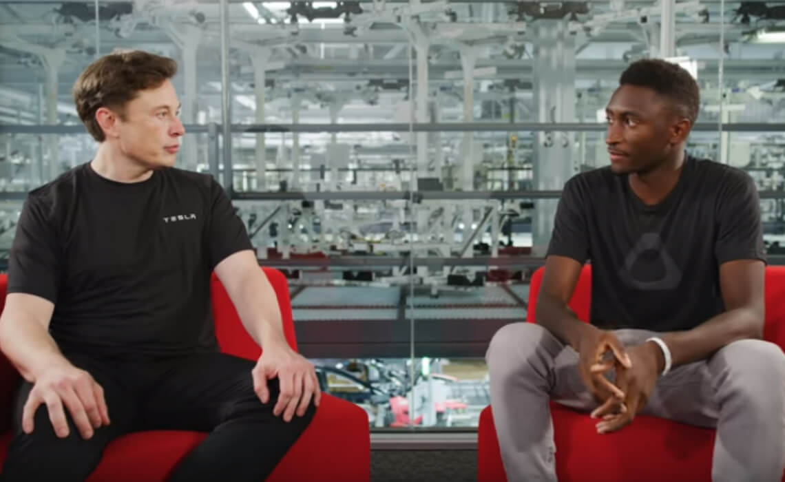 Potret Marques Brownlee dalam video interview bersama Elon Musk di pabrik Tesla